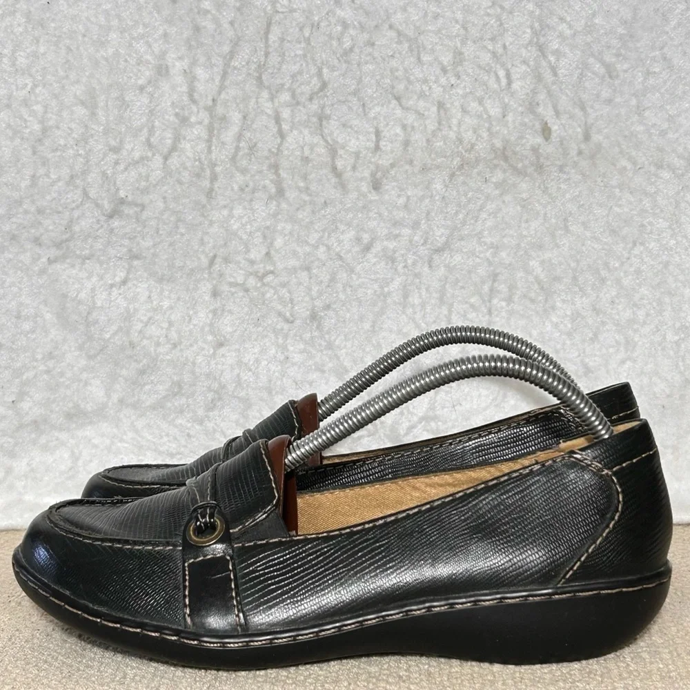 Clarks Womens Black Cora Daisy Leather Slip On Casual Loafers Shoes SZ 8M NWOT